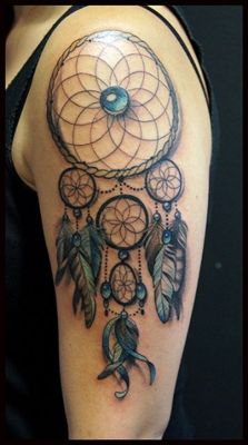  Tatouage attrape rêve avec des plumes bleues sur le haut du bras